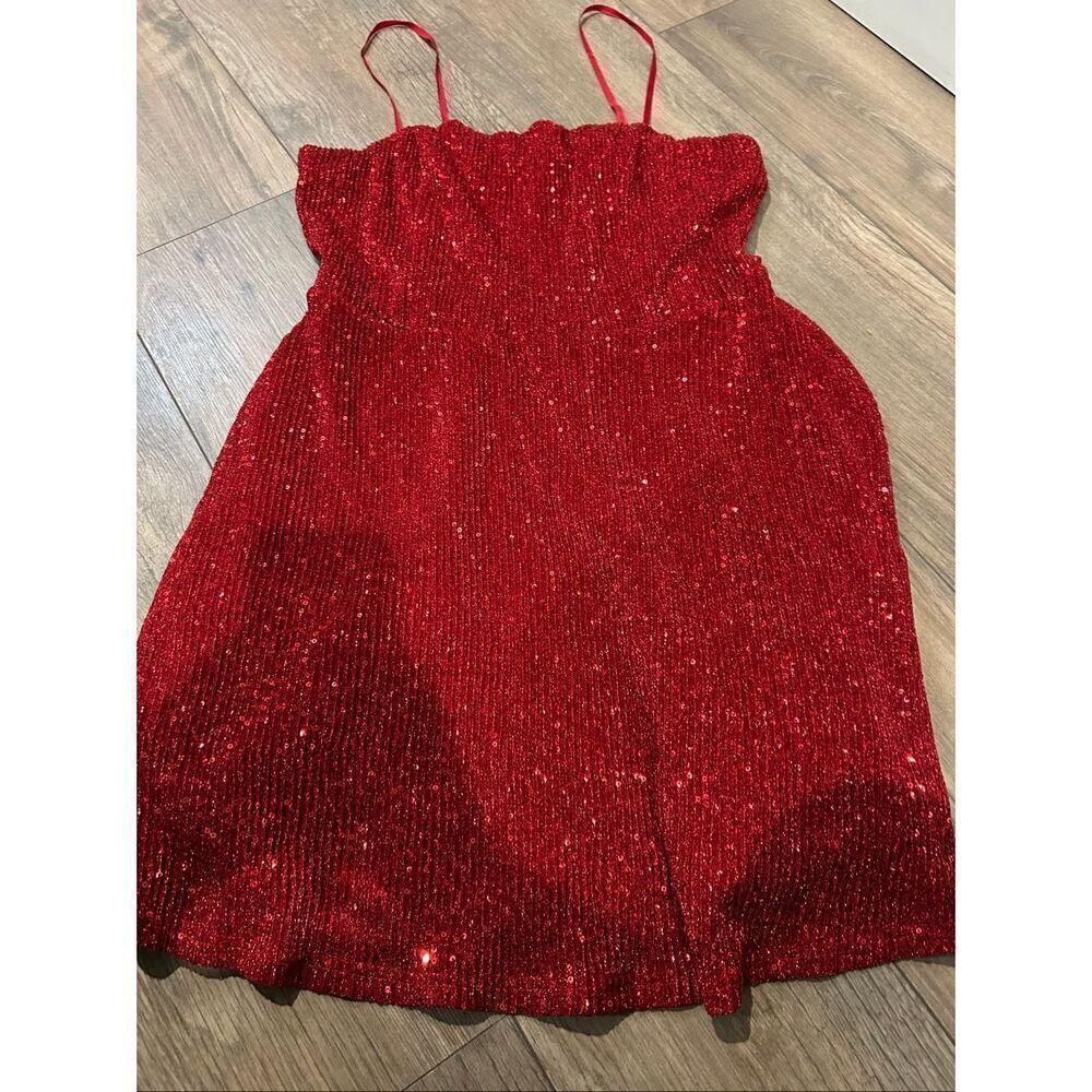 Lulu’s red sequence dress - Picture 3 of 7